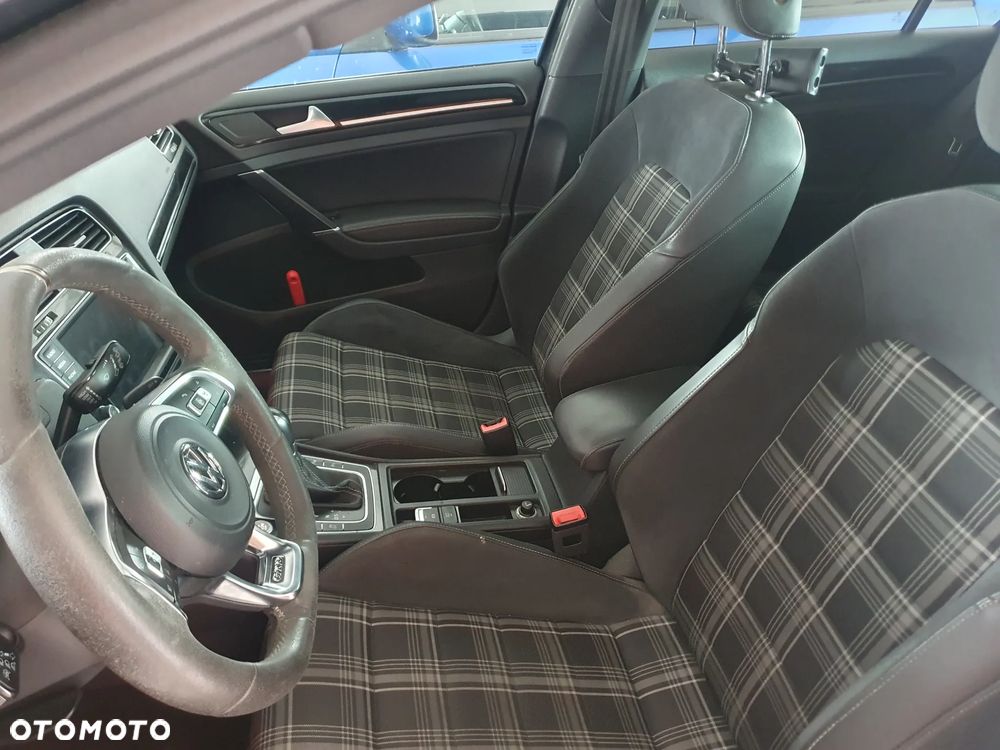 Volkswagen Golf - 8