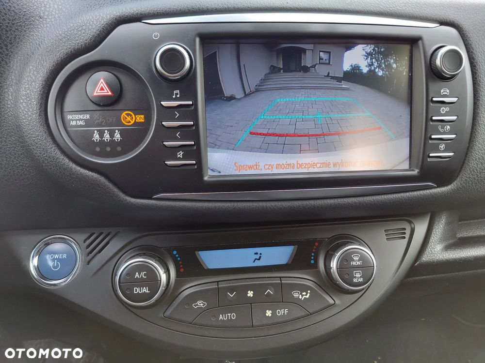Toyota Yaris Hybrid 100 Premium - 10