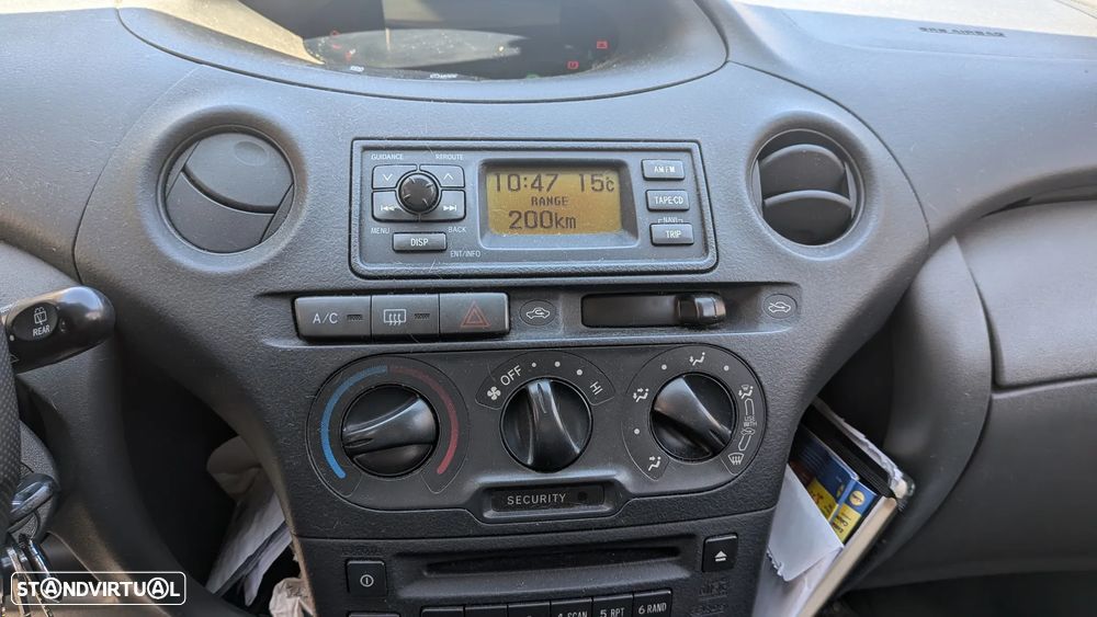 Toyota Yaris 1.0 Sol AC - 4