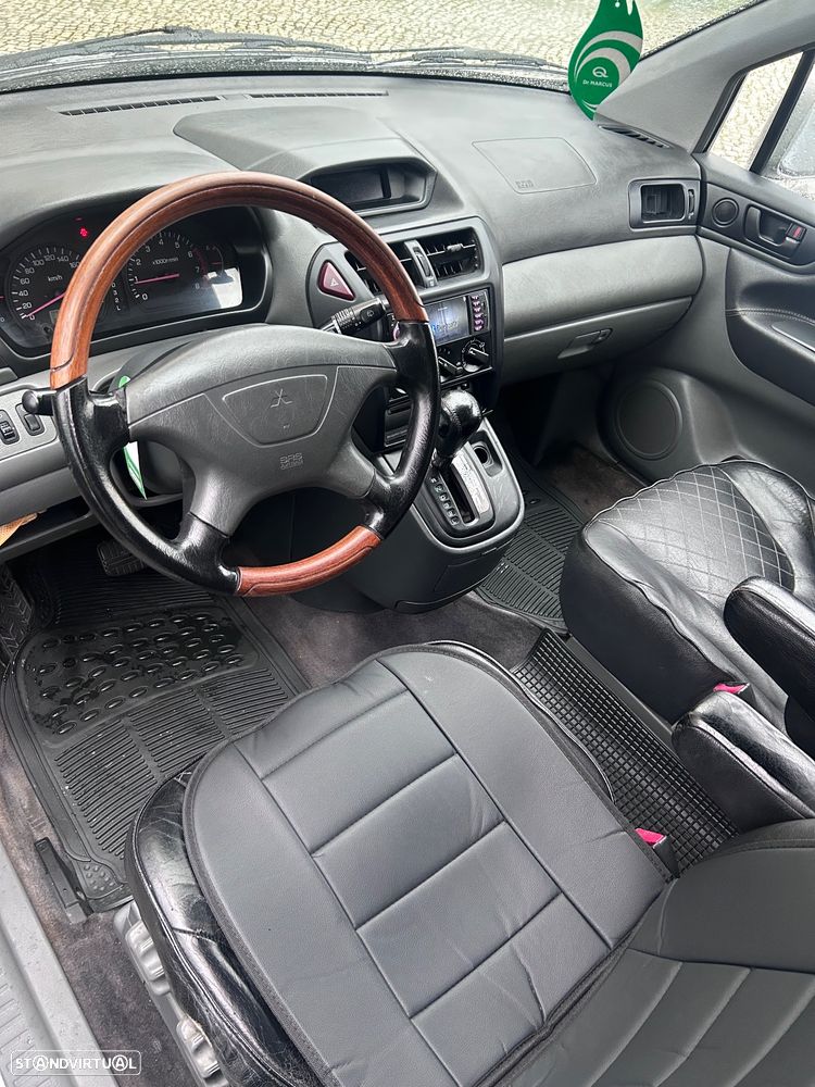 Mitsubishi Space Wagon - 2