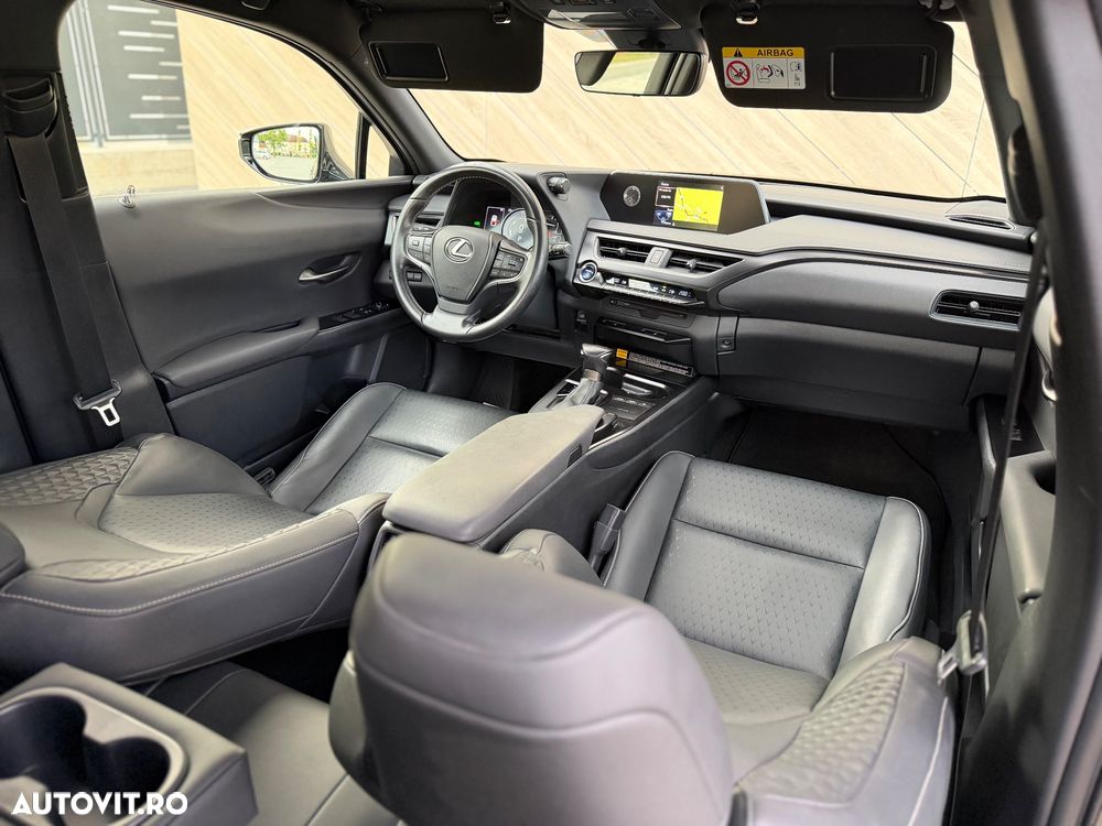 Lexus UX 250h 2.0L HEV 20H- (178 HP) 4X2 CVT Executive - 6