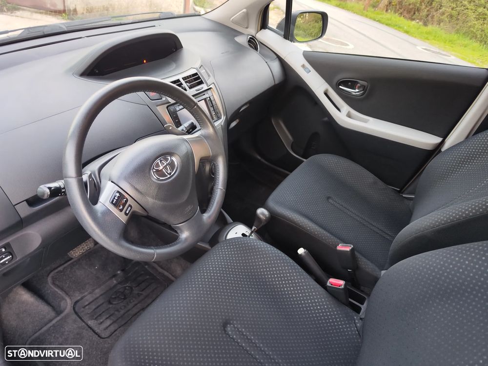 Toyota Yaris 1.33 VVT-i High Pack+NAVI MM - 11