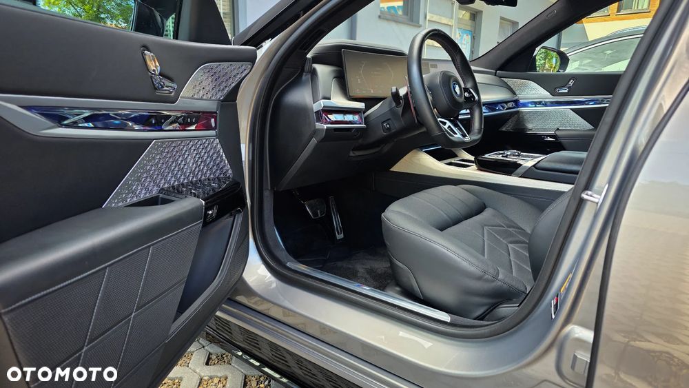 BMW Seria 7 M760e PHEV xDrive Individual Edition sport - 24