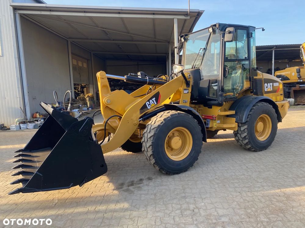 Caterpillar CAT 908M, 2017 ROK, 3900 MTH, ŁYŻKA OTWIERANA + WIDŁY, z NIEMIEC,