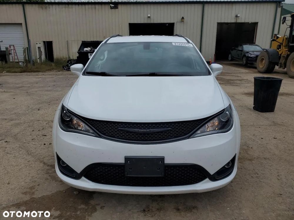 Chrysler Pacifica - 2