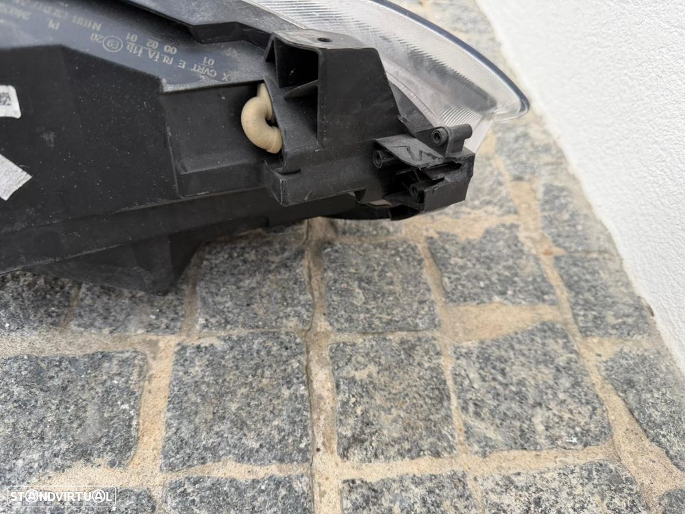 Farol esq ford fiesta st line 2022 - 6