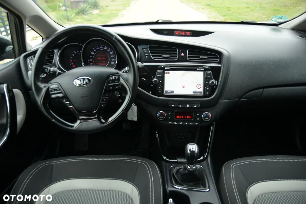 Kia Ceed 1.6 CRDi 136 ISG Dream Team Edition - 24