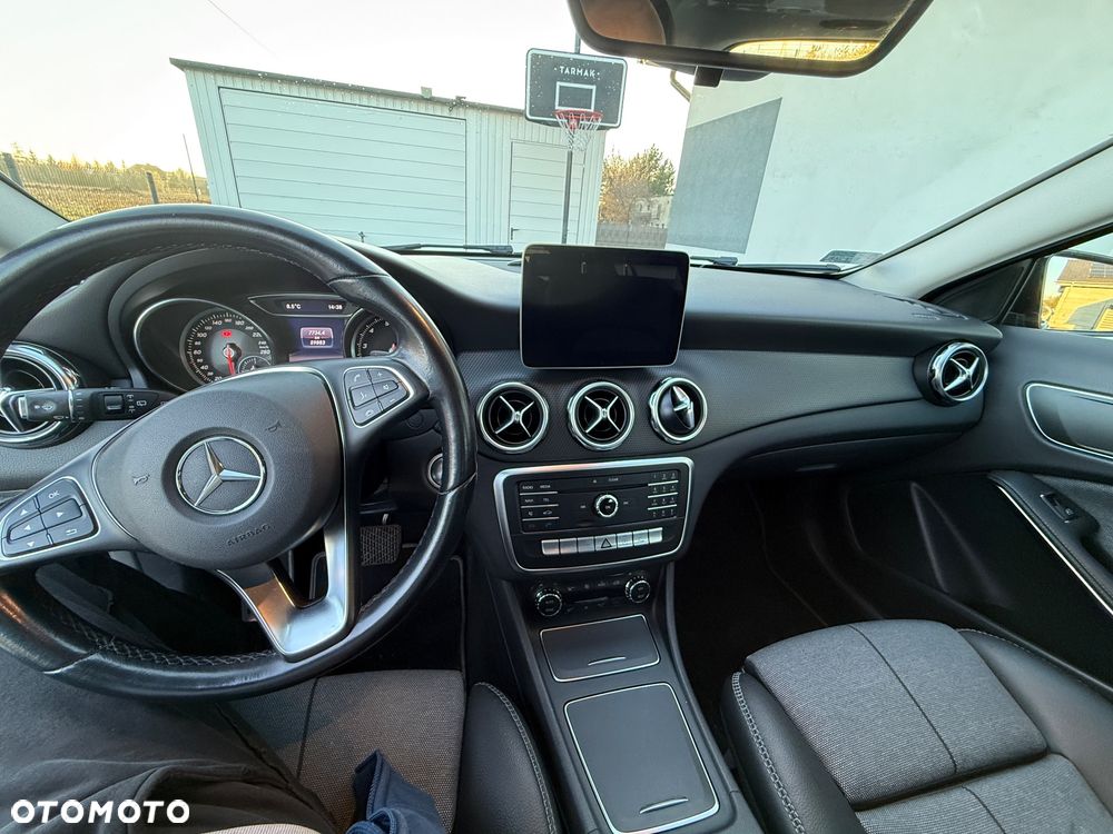 Mercedes-Benz GLA 180 7G-DCT - 12