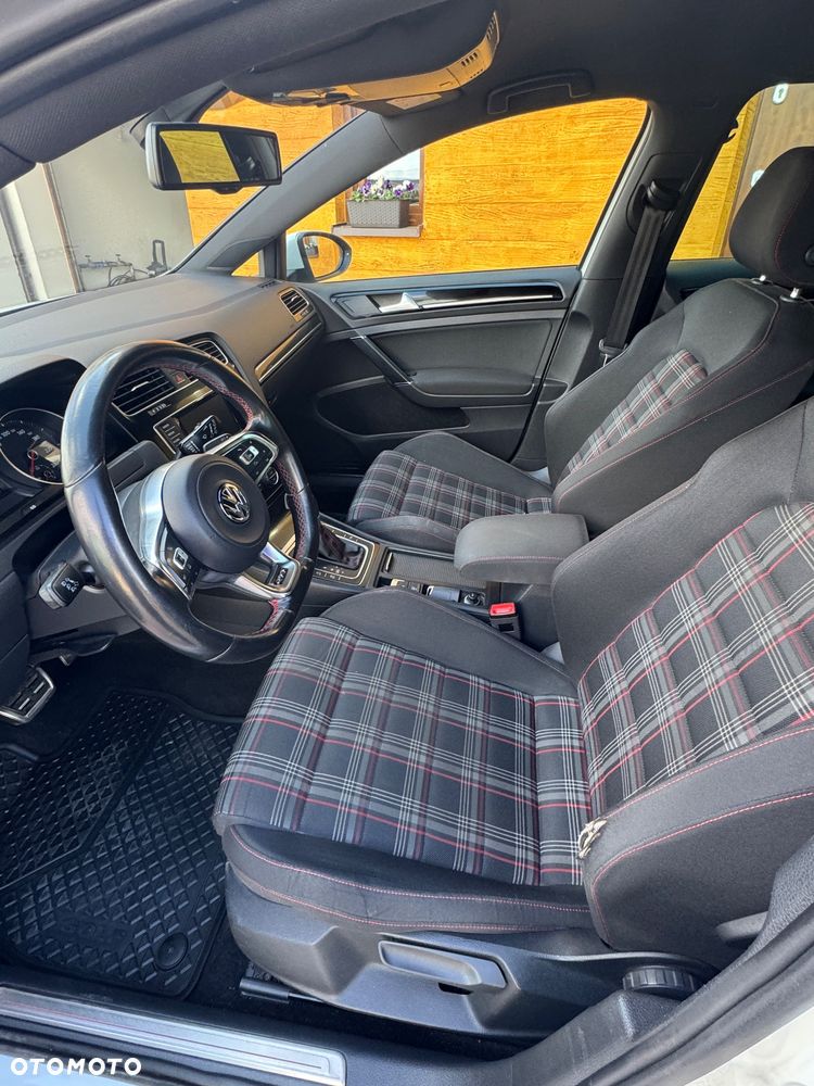 Volkswagen Golf - 8