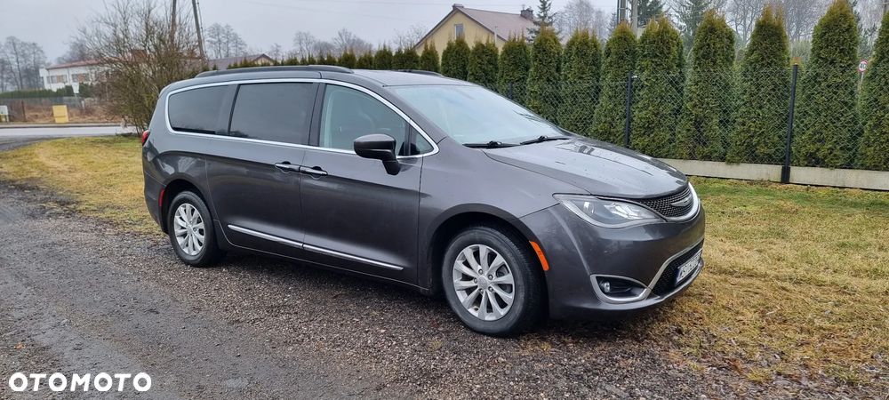 Chrysler Pacifica - 1