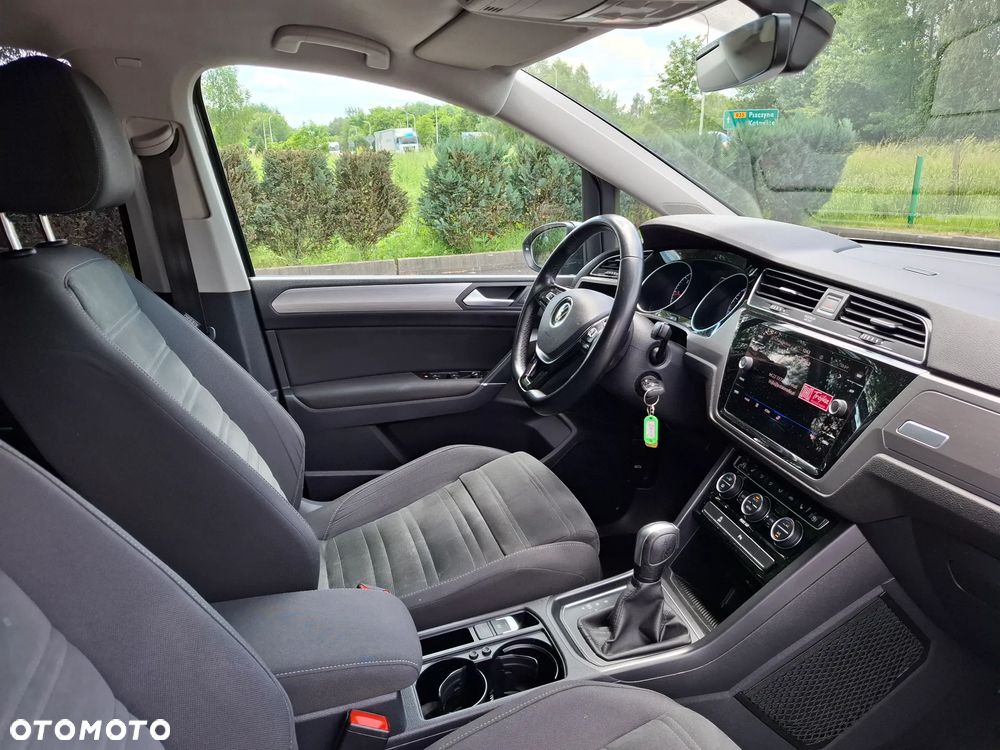 Volkswagen Touran - 24