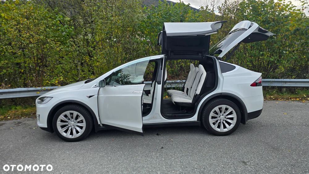 Tesla Model X - 27