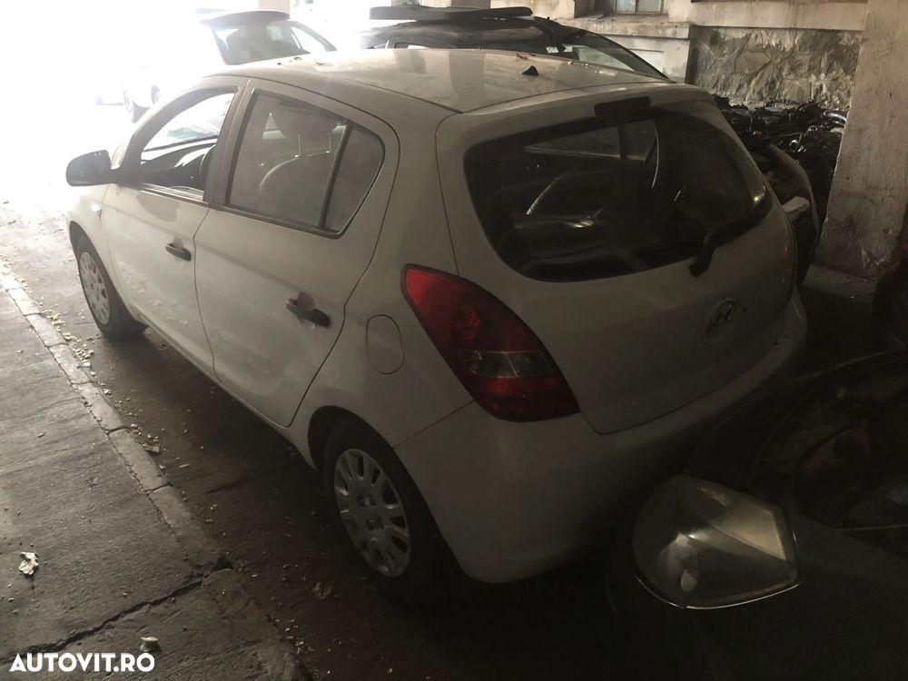 Dezmembrez Hyundai I20 alb 2010 - 4