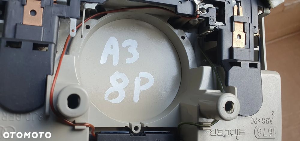 Lampka oświetlenie kabiny podsufitki Audi A3 8P 8E0947135E 8E0947565 - 9