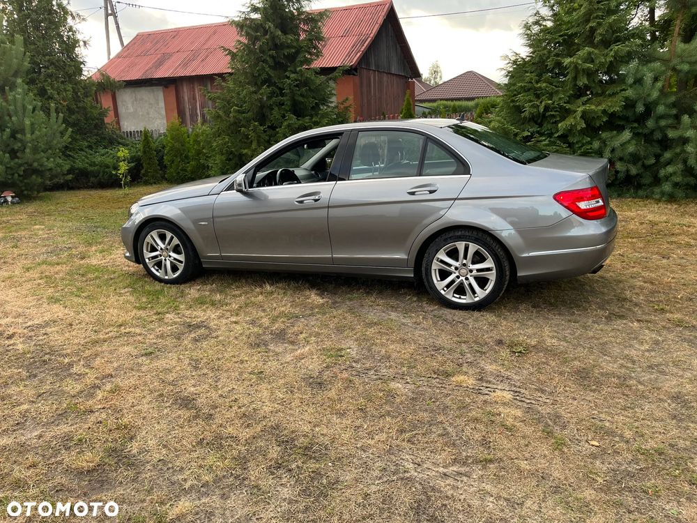 Mercedes-Benz Klasa C 180 CGI BlueEFFICIENCY Avantgarde - 22