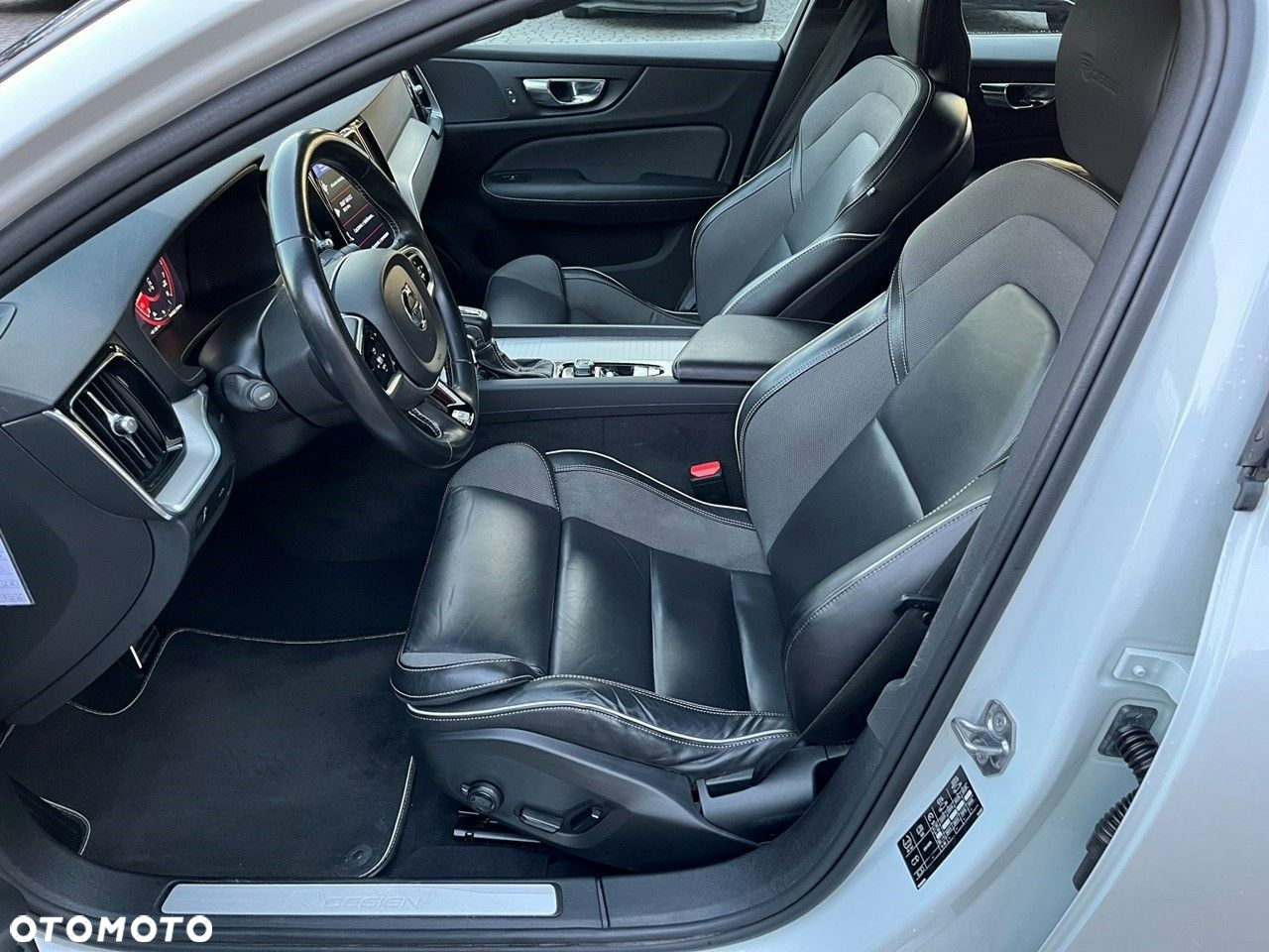 Volvo S60 T4 R-Design - 9