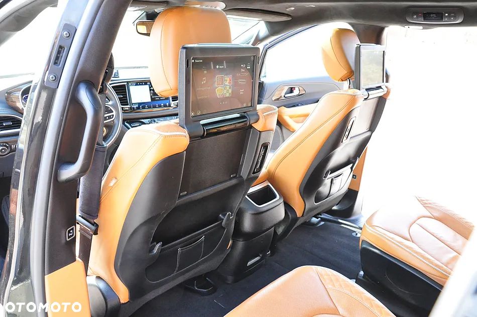 Chrysler Pacifica - 40