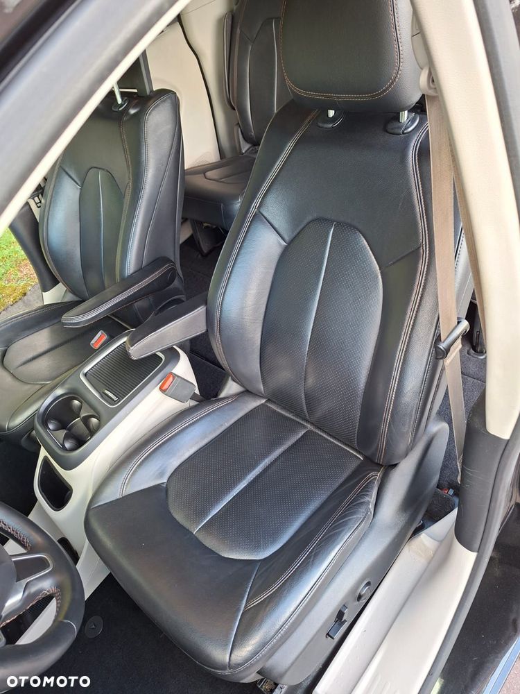 Chrysler Pacifica - 16