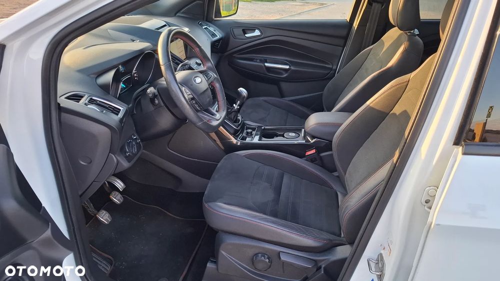 Ford Kuga 1.5 EcoBoost 2x4 ST-Line - 9