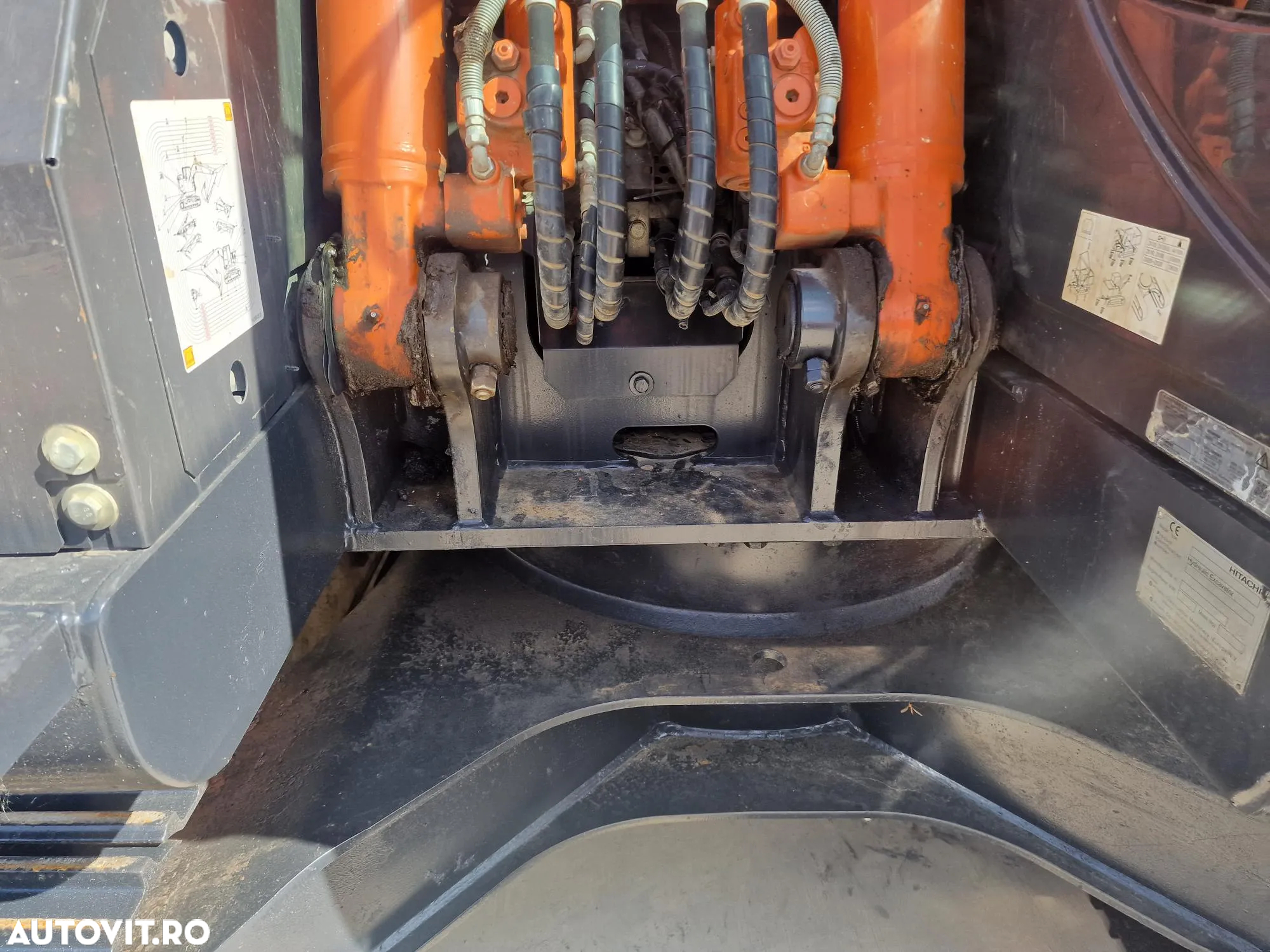 Hitachi ZX135-3.552h, 2020, LAMA NIVELARE, COMPACT in gabarit, CUPLA RAPIDA hidraulica, Int picon, Inst hidr rotire atasamente, Masa operationala 15,7t, ad sapare 6m, Ridica tevi 8,5t, camera spate si 2 laterale, consum 9l/h, sist antifurt, PROMOTIE 86900eur - 35