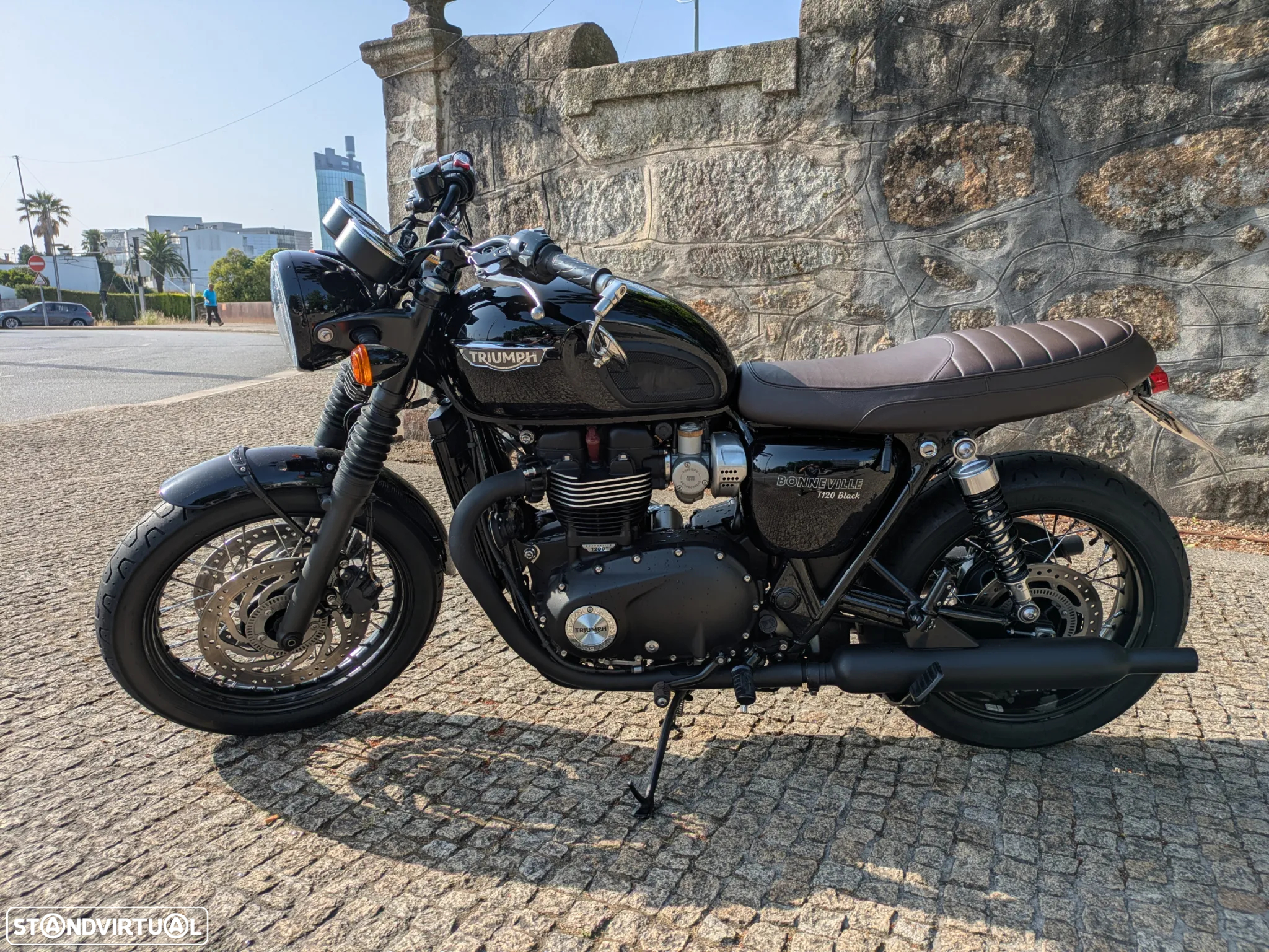Triumph Bonneville T120 Black - 17