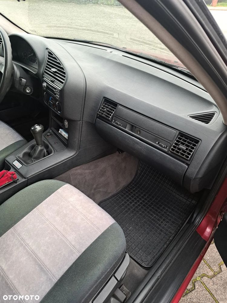 BMW Seria 3 318i Touring - 18