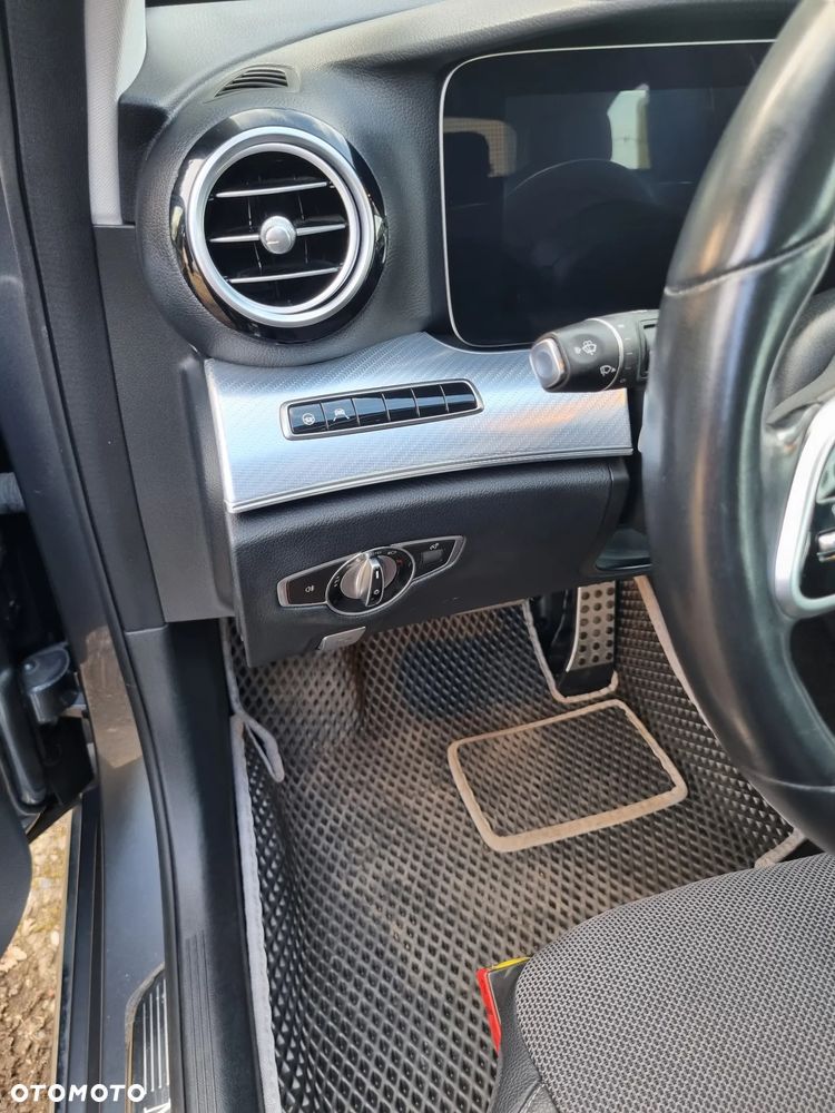 Mercedes-Benz Klasa E 220 d 4-Matic 9G-TRONIC - 27