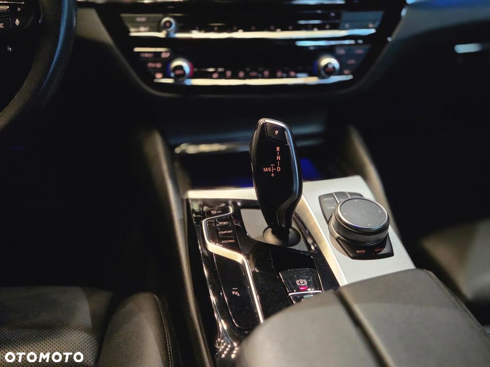 BMW Seria 5 520d xDrive MHEV - 14