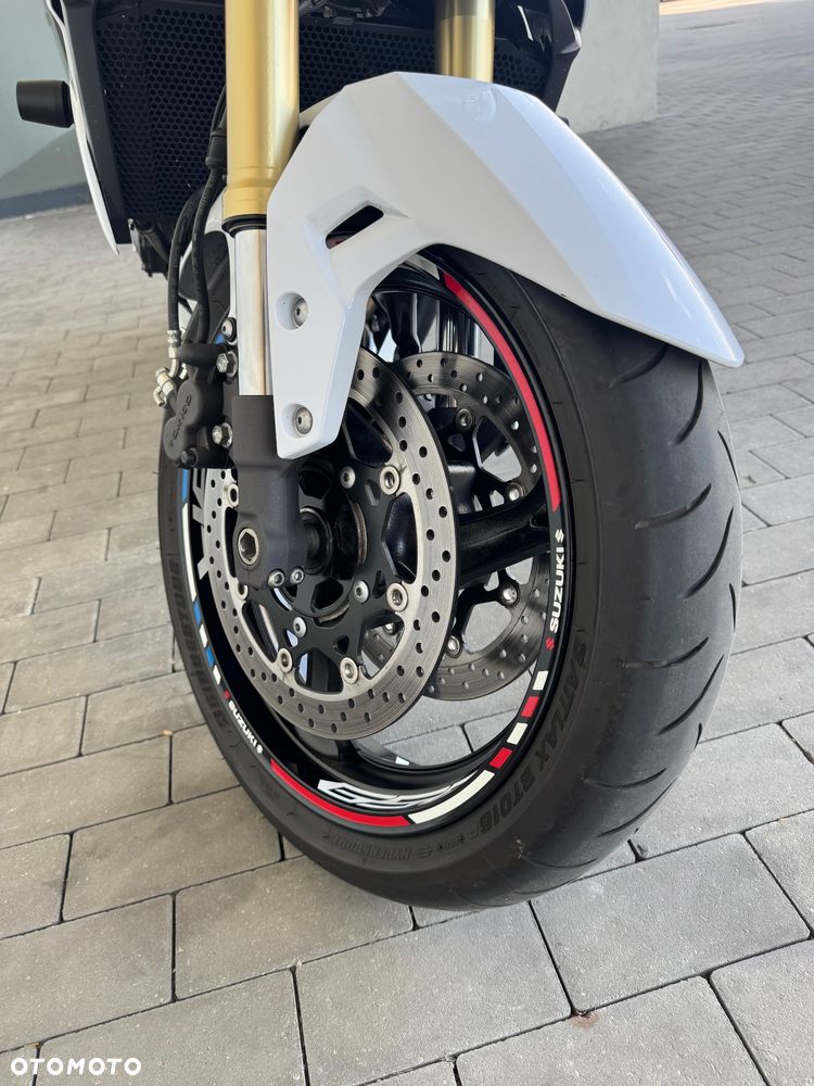 Suzuki GSR - 11