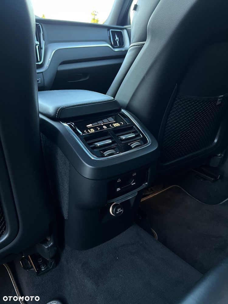 Volvo XC 60 D4 AWD R-Design - 18