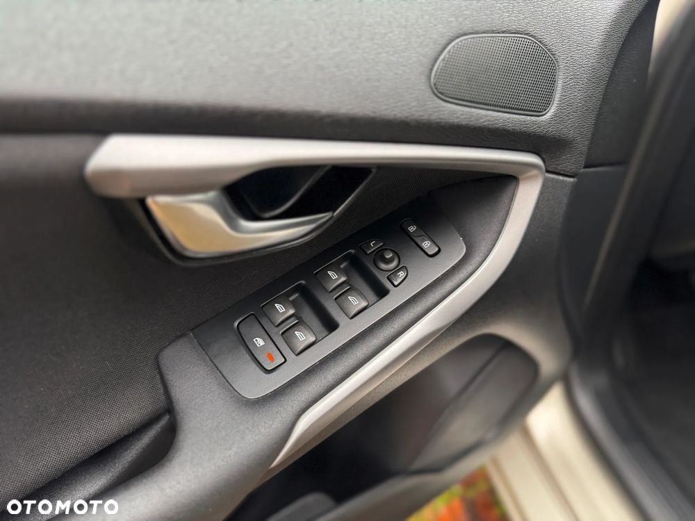 Volvo V40 D2 Momentum - 25