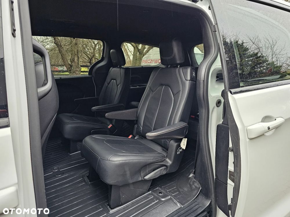 Chrysler Pacifica - 16