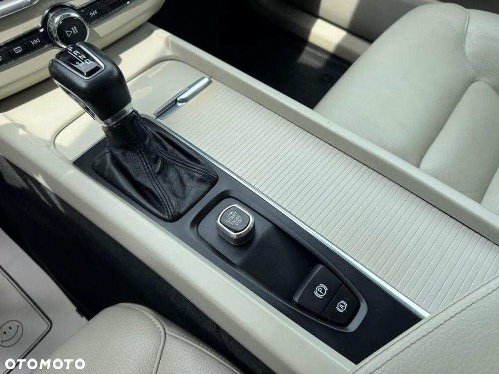 Volvo XC 60 T6 AWD Momentum - 24
