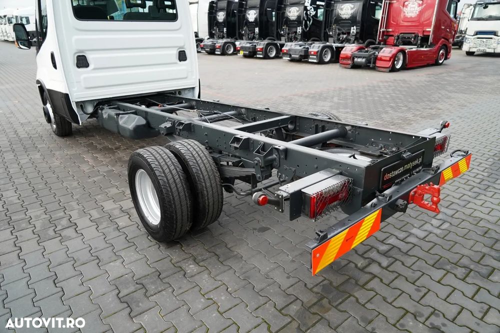 Iveco DAILY 65-170 / ȘASIU CU CABINĂ - 3,8 M / MANUALĂ / ROȚI SPATE DUBLE / 3 LOCURI / TAPIȚERIE DIN PIELE / IMPORTAT / - 15