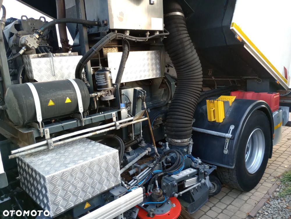 Scania P250 Euro-6 Zamiatarka Brock SL280 Mercedes - 11