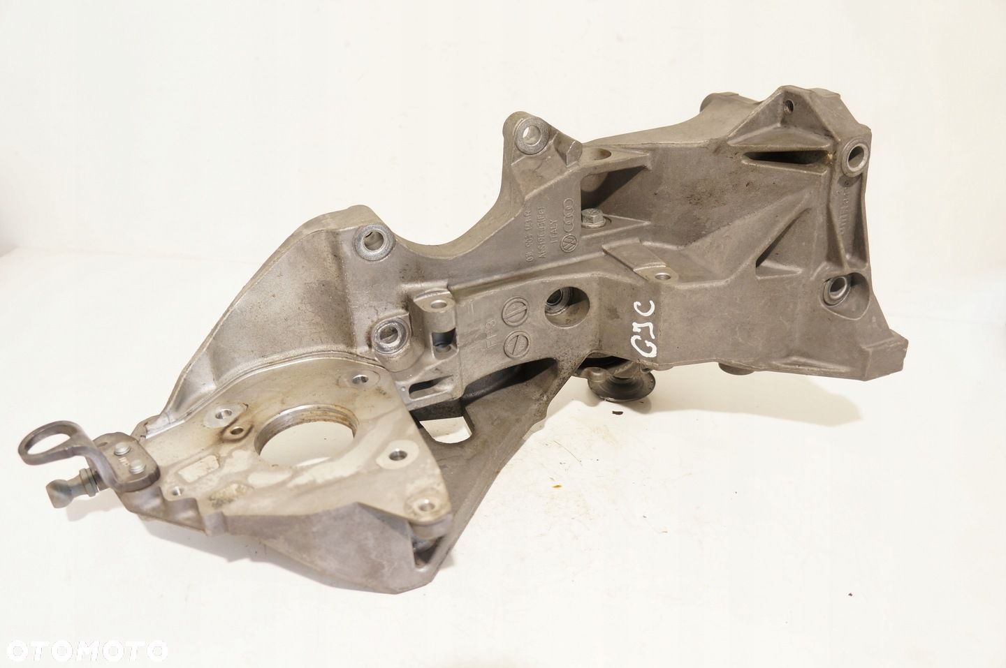 ŁAPA WSPORNIK ALTERNATORA AUDI A6 C7 EXEO 2,0TDI 03L903143R - 1