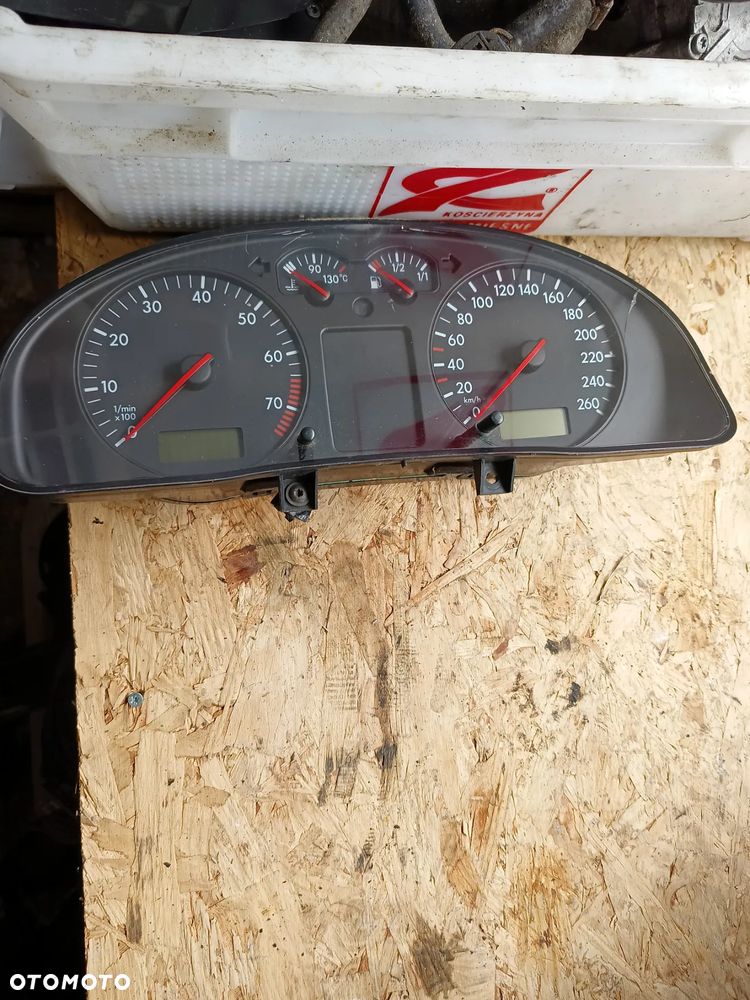 LICZNIK ZEGARY VW PASSAT B5 1.8 3B0919881F - 1