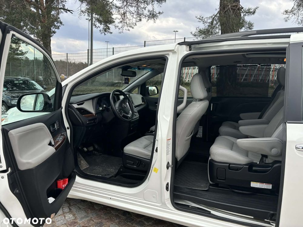 Toyota Sienna 3.5 XLE AWD - 13