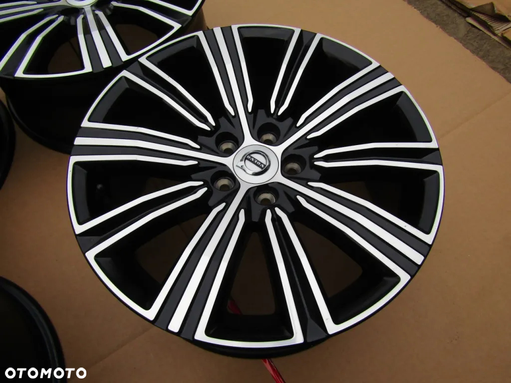 4x Felgi 18 Volvo S40 V60 S90 V90 C30 S60 XC40 XC60 8j 5x108 ET42 - 14