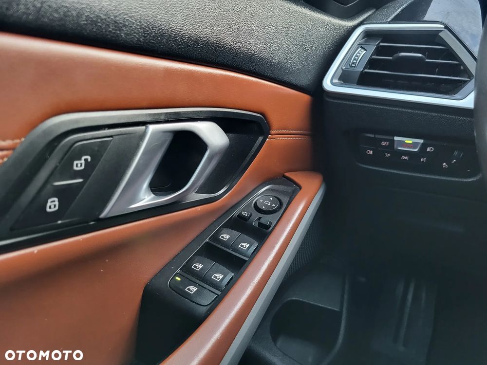 BMW Seria 3 318d Sport Line - 32