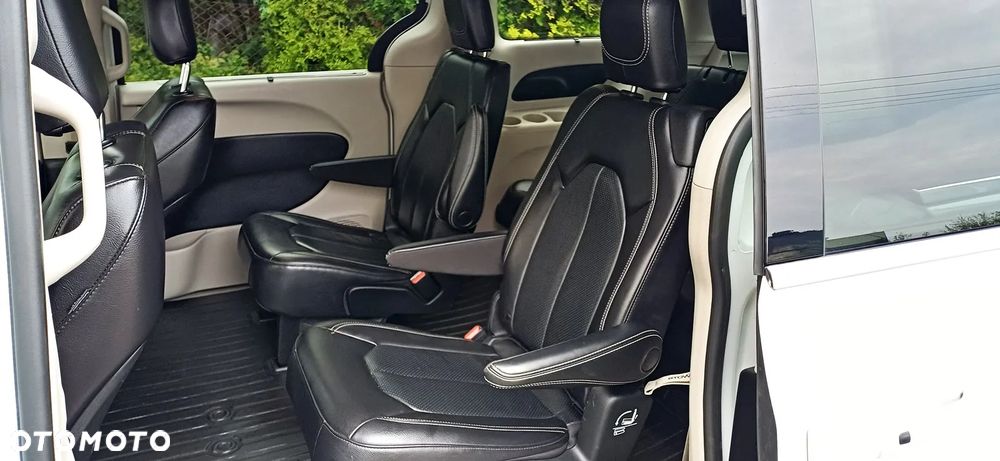 Chrysler Pacifica - 17