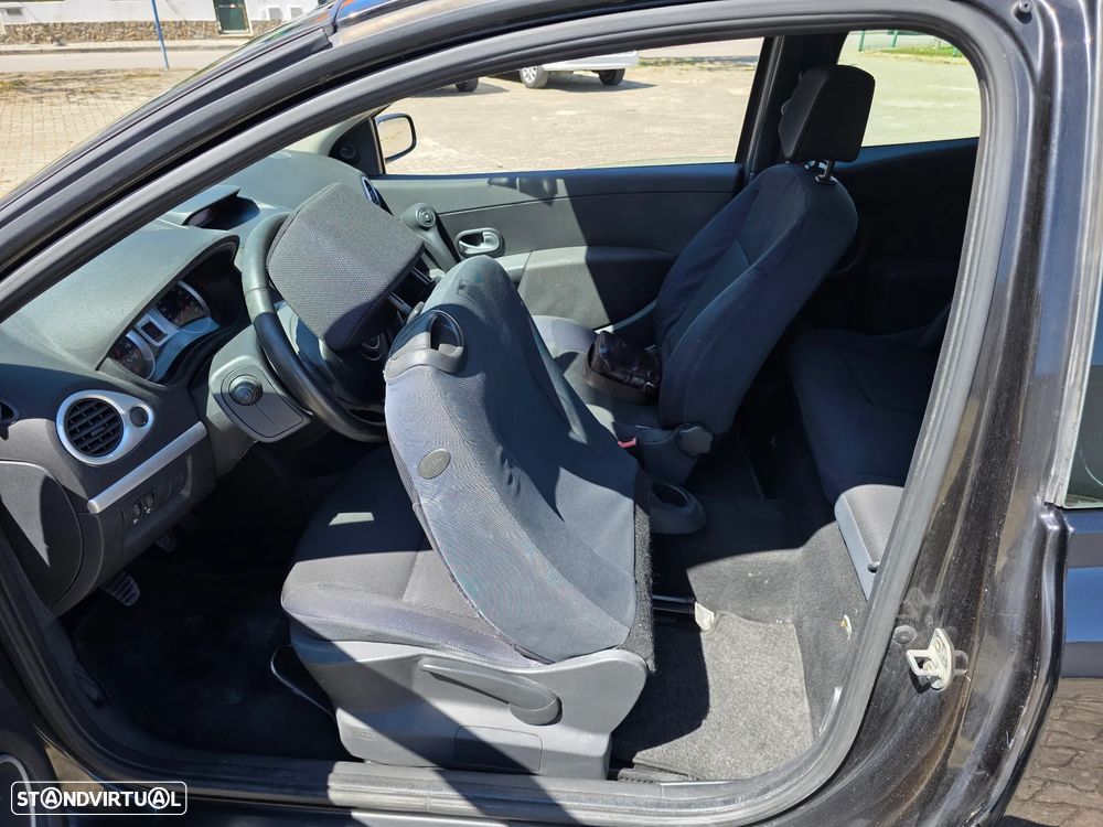 Renault Clio 1.2 16V Confort Dynamique - 13