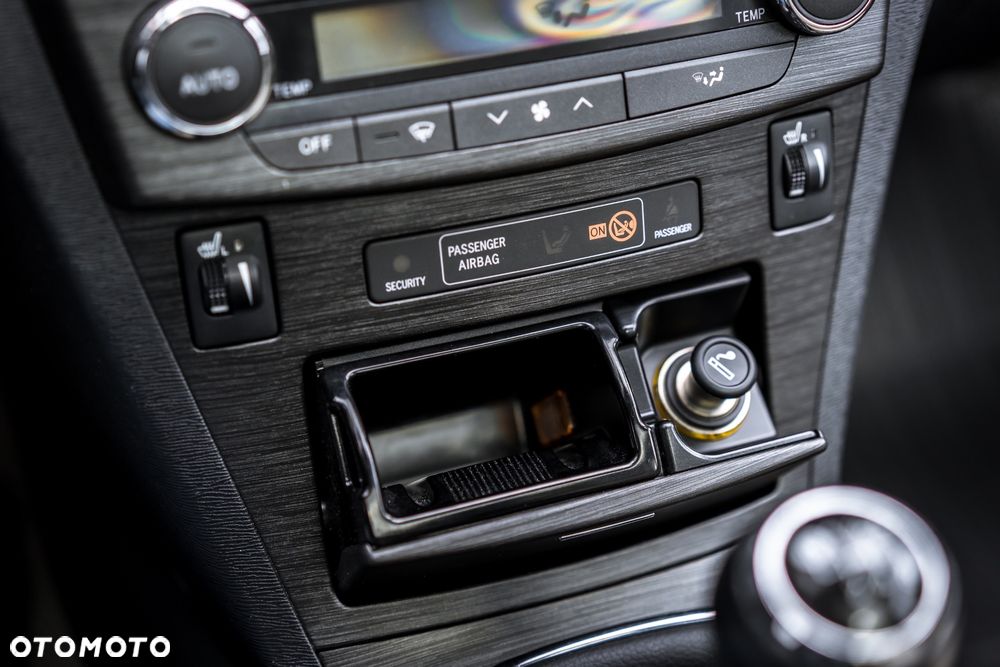 Toyota Avensis 2.0 Sol plus NAVI - 25