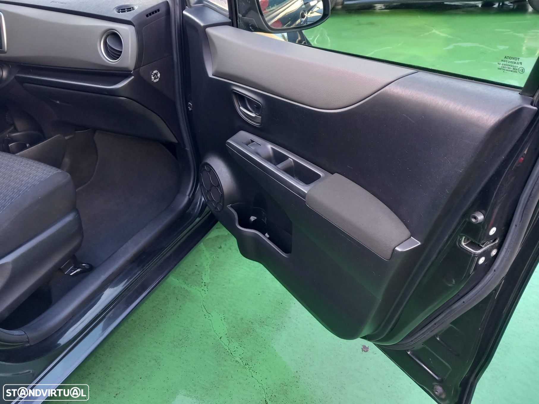 Toyota Yaris 1.0 VVT-i Comfort+P.Style +Navi - 9