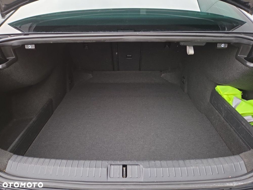 Volkswagen Passat - 25