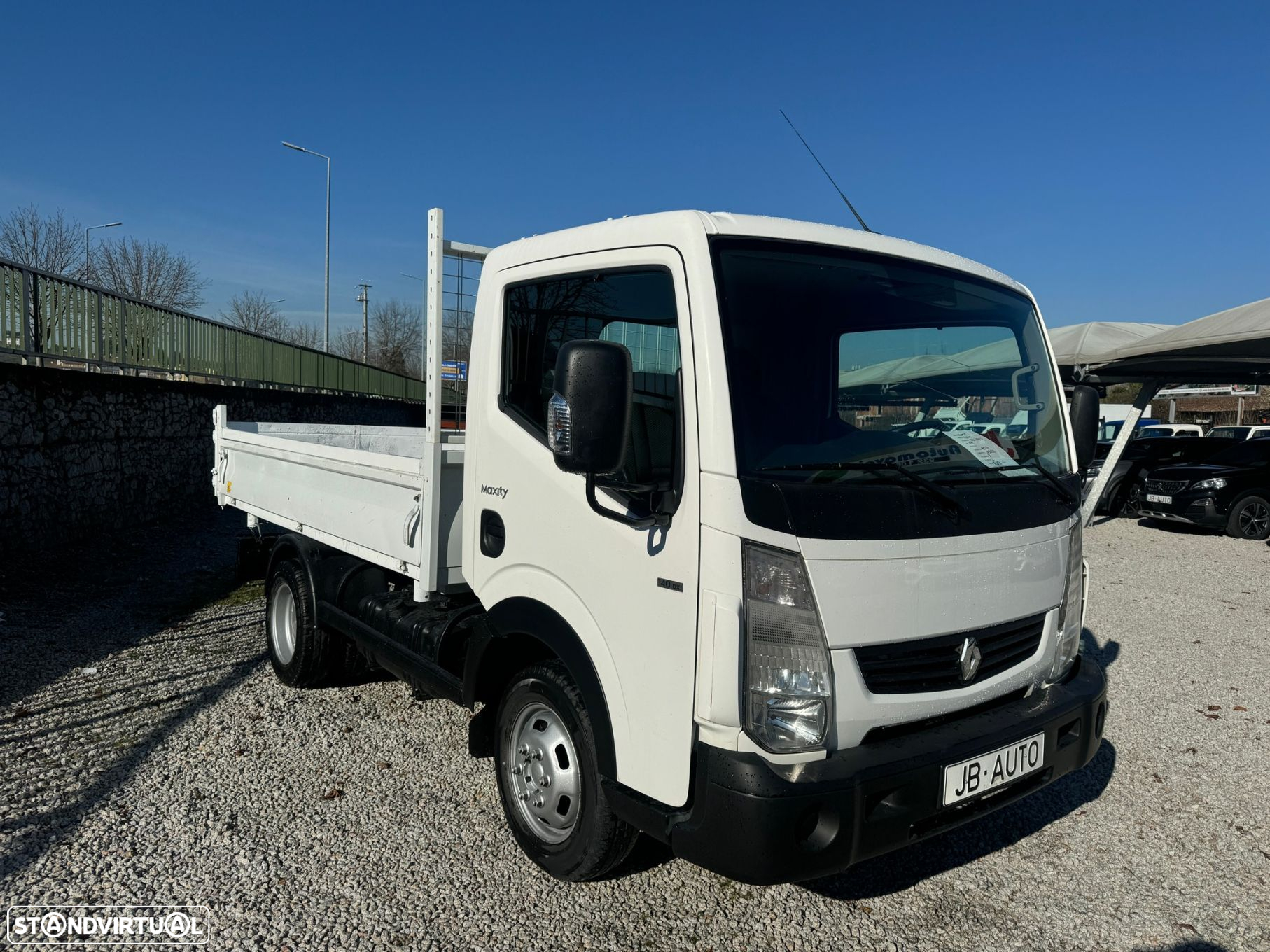 Renault Maxity 2.5dCI 140CV 3LUG Tri-Basculante 105.000 Kms - 7