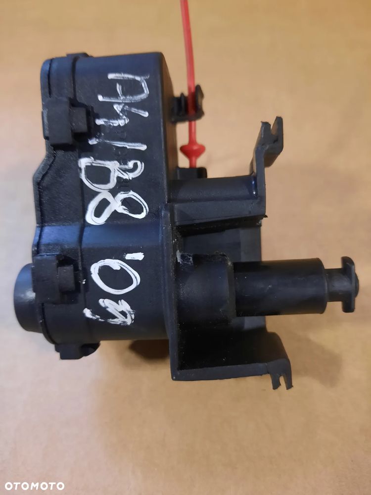 Siłownik klapki wlewu paliwa Audi A4 B8   8K0862153 - 2