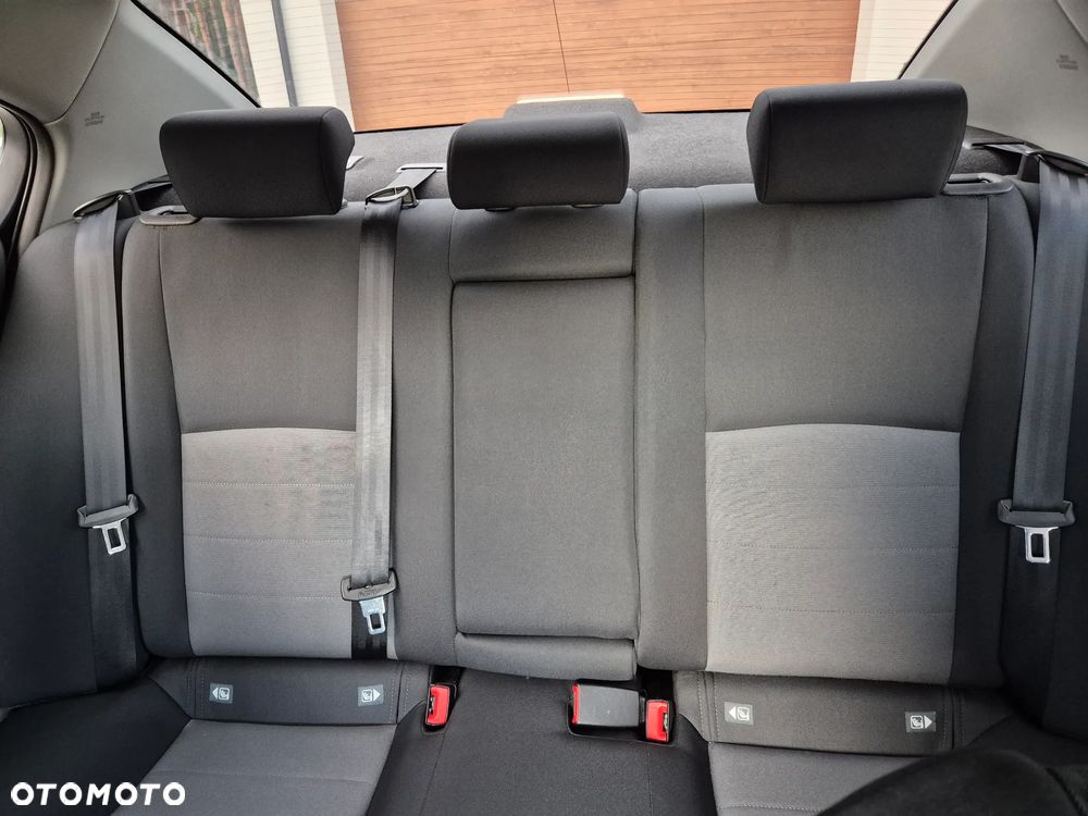 Toyota Avensis 1.6 Active - 30