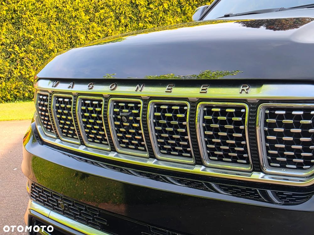 Jeep Grand Wagoneer - 16