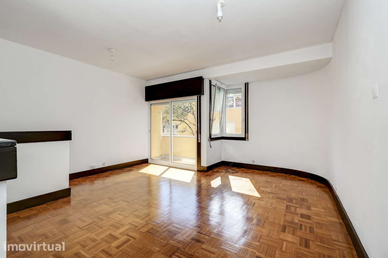 Apartamento Duplex Remodelado no Restelo com Varanda e Estacionamento - Grande imagem: 4/30